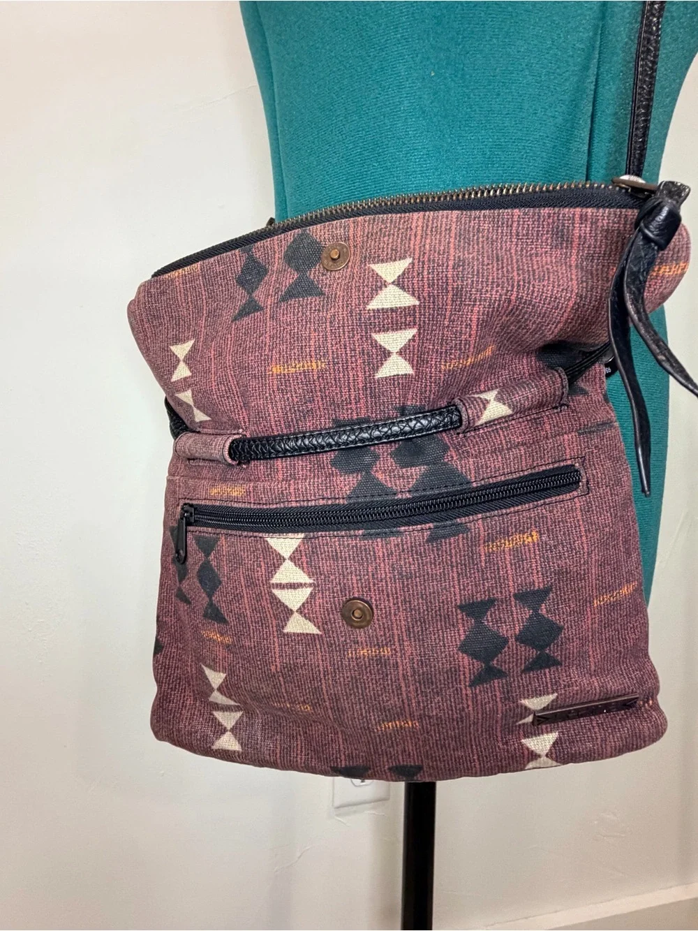 Dakine geometric cross body
